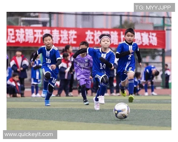 足球赛事盛况全纪录：从绿茵场到荣耀巅峰，激烈对决背后的故事与精彩瞬间